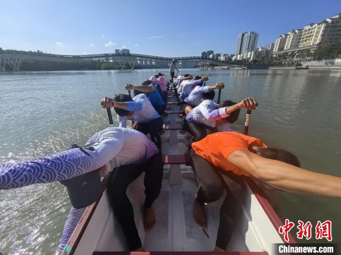 海南男子龙舟队备战全国民族运动会 民族融合共