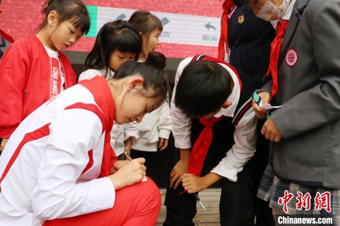 空手道世锦赛冠军龚莉母校分享追梦故事 激励学