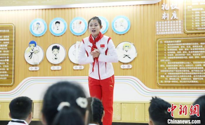 空手道世锦赛冠军龚莉母校分享追梦故事 激励学