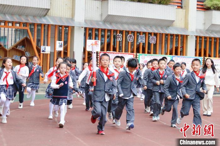 空手道世锦赛冠军龚莉母校分享追梦故事 激励学