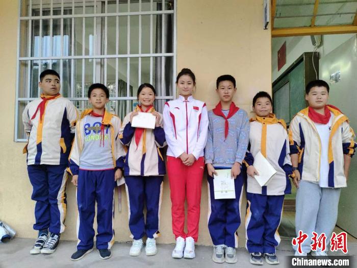 空手道世锦赛冠军龚莉母校分享追梦故事 激励学