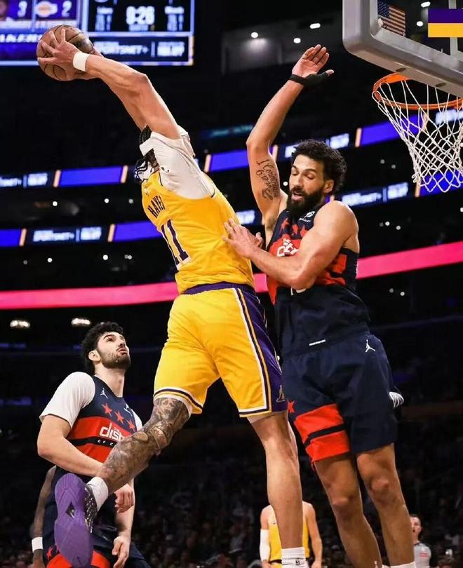 詹姆斯三双引领湖人碾压奇才替补阵容狂胜