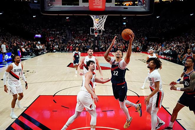 开拓者力克快船登顶西部第八 米勒15+5成球队关键